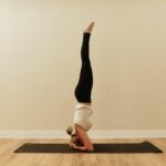 posturas invertidas en yoga