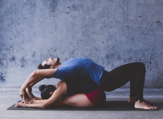 posiciones de yoga en pareja