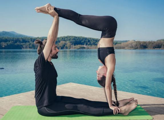 posturas de yoga en pareja