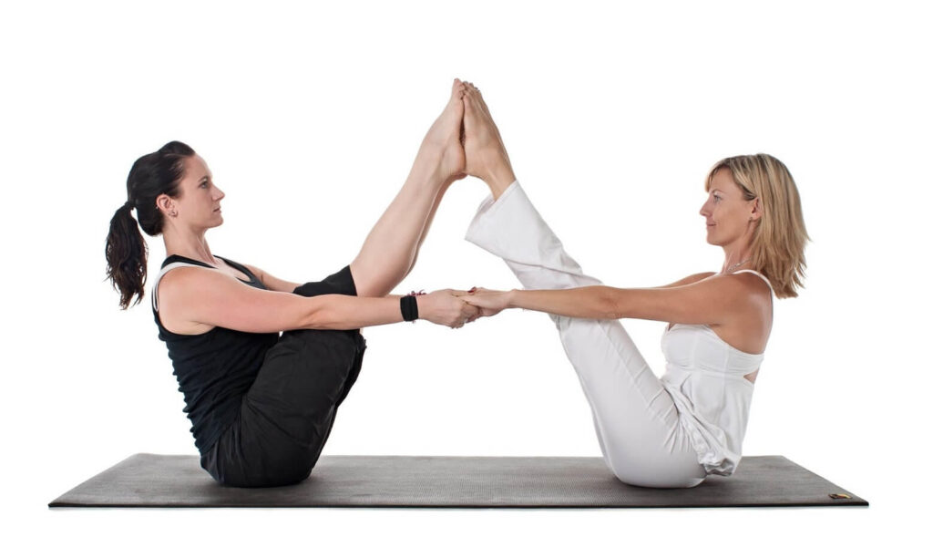 poses de yoga en pareja