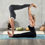 poses de yoga para dos difíciles